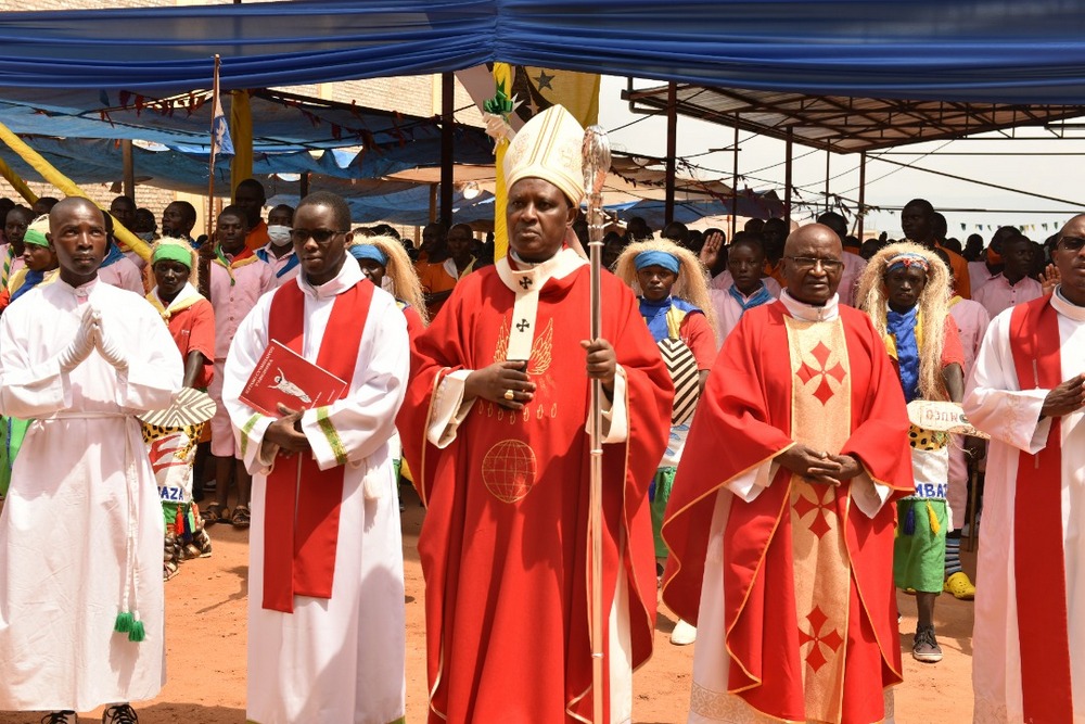 Cardinal Kambanda urged inmates to shun the evil and let the Holy Spirit guide their steps. 