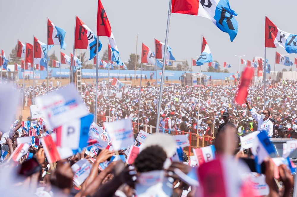 On the final day of Kagame's rally, an immense crowd of over 400,000 people triumphantly welcomed their champion.