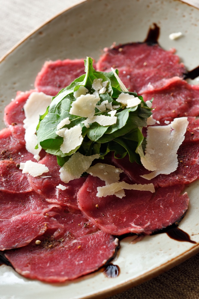Carpaccio di Manzo con Rucola e Scaglie di Parmiggiano
