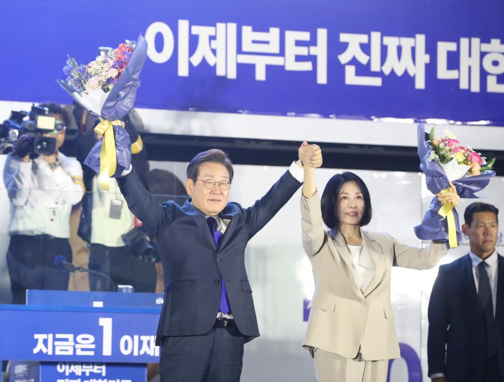 Lee Jae-myung and his wife Kim Hye-kyung celebrate at the National Assembly in Seoul, South Korea, on June 4, 2025. Lee Jae-myung of South Korea's majority liberal Democratic Party was elected president, the ongoing vote count by the National Election Commission showed on Wednesday. (Xinhua/Yao Qilin)