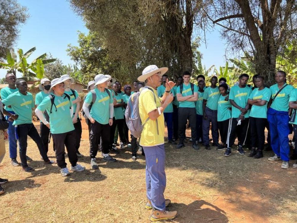 Dr Stephen Chan, Principal Research Fellow of PolyU’s SLLO, shares with the students some of the things to keep in mind during the service. (Photo by Su Ting)