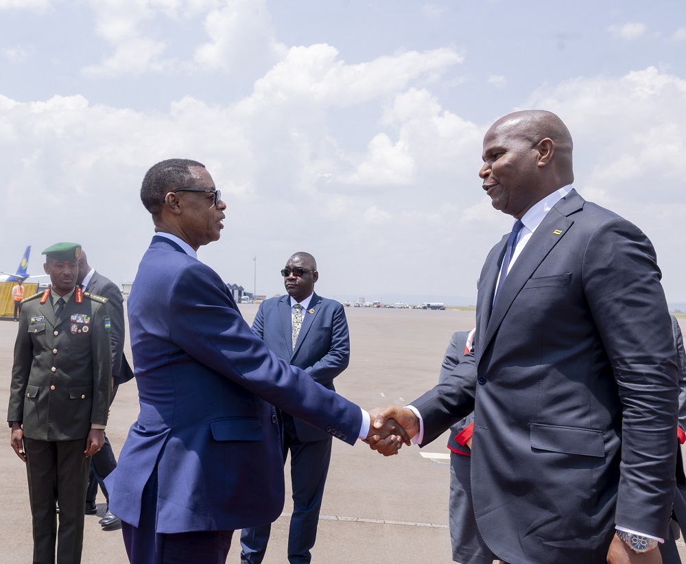 President Chapo was welcomed at Kigali International Airport by senior government officials, including Minister of State in the Ministry of Foreign Affairs and International Cooperation, Gen (Rtd) James Kabarebe.