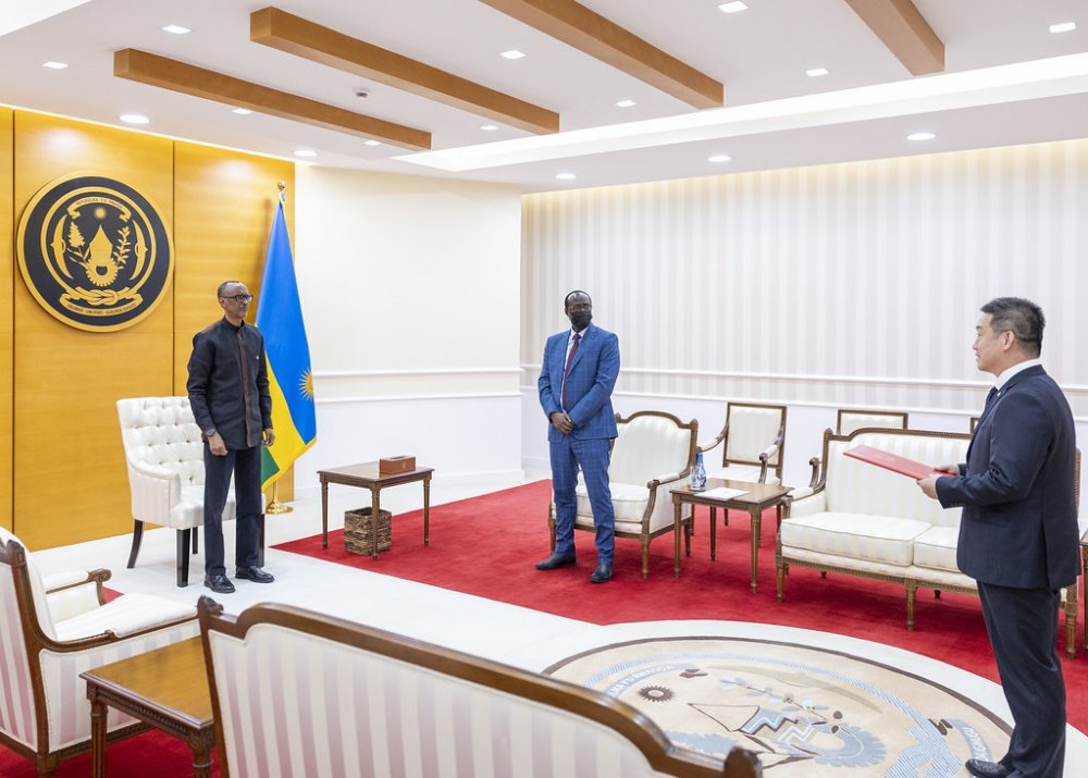 President Kagame receiving Amb. Wang Xuekun of China.