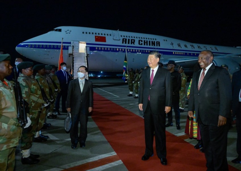 Chinese President Xi Jinping is warmly greeted by South African President Cyril Ramaphosa upon his arrival at the OR Tambo International Airport in Johannesburg, South Africa, Aug. 21, 2023.(Xinhua/Li Xueren)