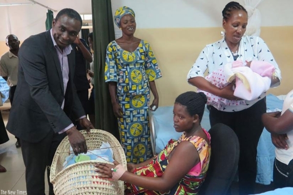 A mother receives a mama kit from a telecom official at Kacyiru Police Hospital last year