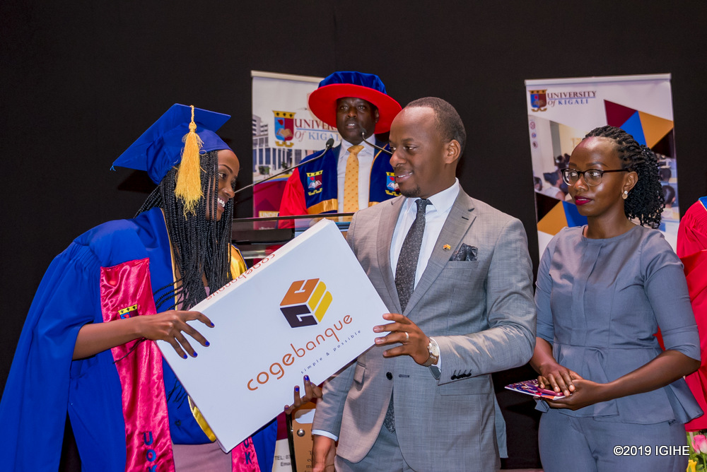 Students that demonstrated excellent performance were given prizes, among which were laptops, by the Cogebanque.