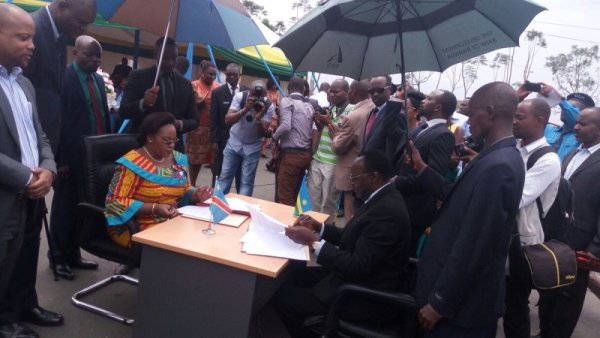 The agreements have been signed today in Rubavu district by Rwanda’s Minister of Trade, Industry and East African Community Affairs, Kanimba François and Congolese Minister of Trade, Nefertiti Ngundianza Kisura.