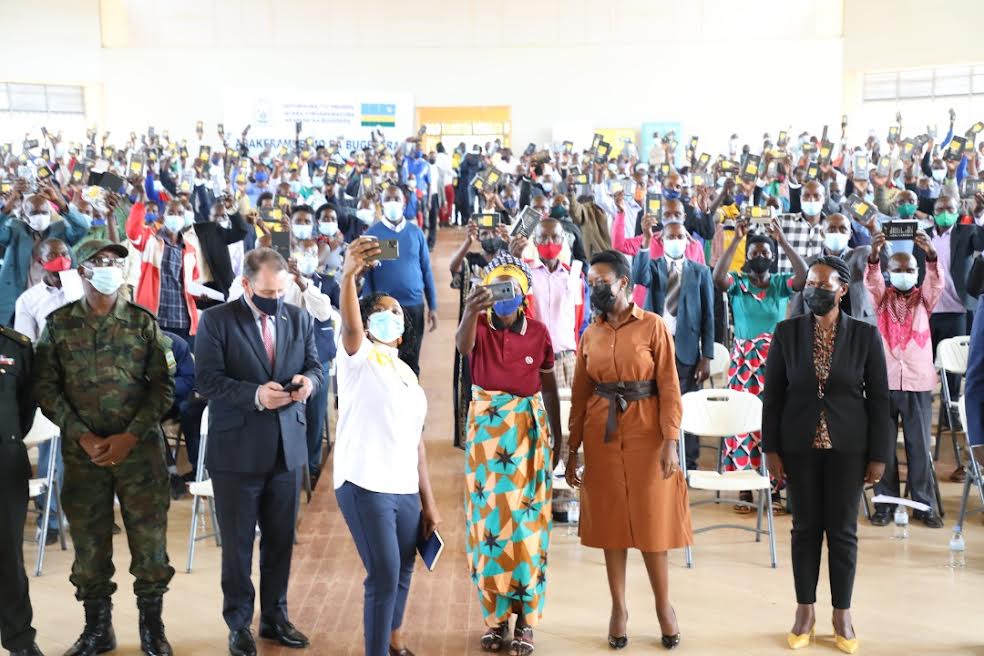 Over 4000 smartphones have been distributed to households in seven district under #ConnectRwanda initiative on Monday 15th November 2021.