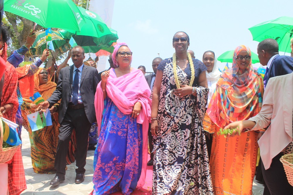 First Ladies Mrs Kadra Mahamoud Haid and Jeannette Kagame arriving at Union Nationale des Femmes de Djibouti (UNFD).