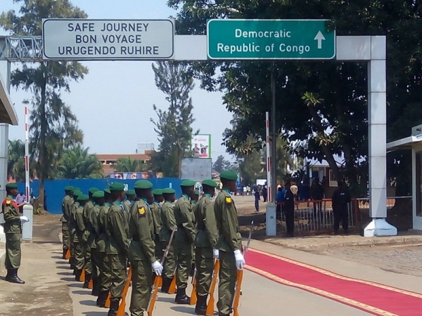 Rwandan soldiers waiting for president Kabila at the large border in Rubavu town