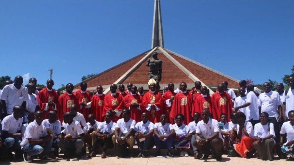 The 96 Catechists pause for a picture with Cardinal Kambanda. Photo Vatican News