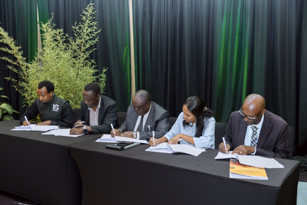 Five organisations signed the cross-border agreement to protect migratory cranes.