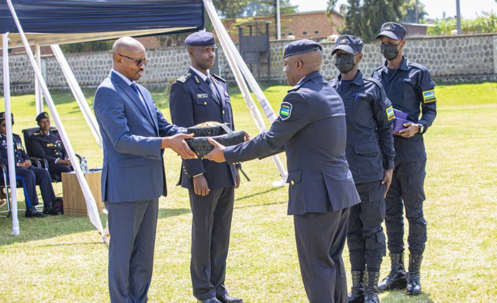 Graduates with outstanding performance were awarded. 