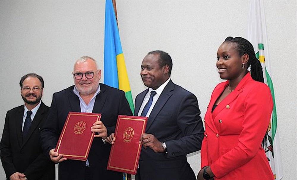 Representatives from both countries in a group photo after signing agreements. 