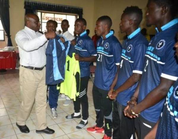 The Inspector General of Police (IGP) Emmanuel K Gasana gives jerseys to new Police FC players launching the new football season.