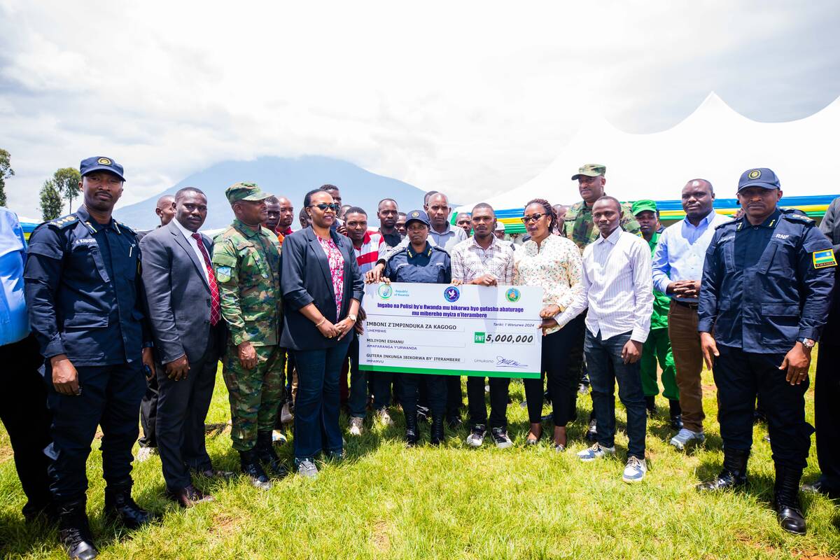 The Deputy Inspector General of Police DIGP in charge of Administration and Personnel DCG Jeanne Chantal Ujeneza hands over a cheque of RWF 5 million to support a local cooperative of Agents of Change composed of rehabilitated drug addicts in Burera District, Kagogo Sector, Nyarubuye Cell.