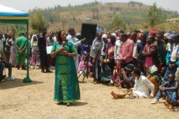 Governor Uwamariya addressing residents of Gatsibo.