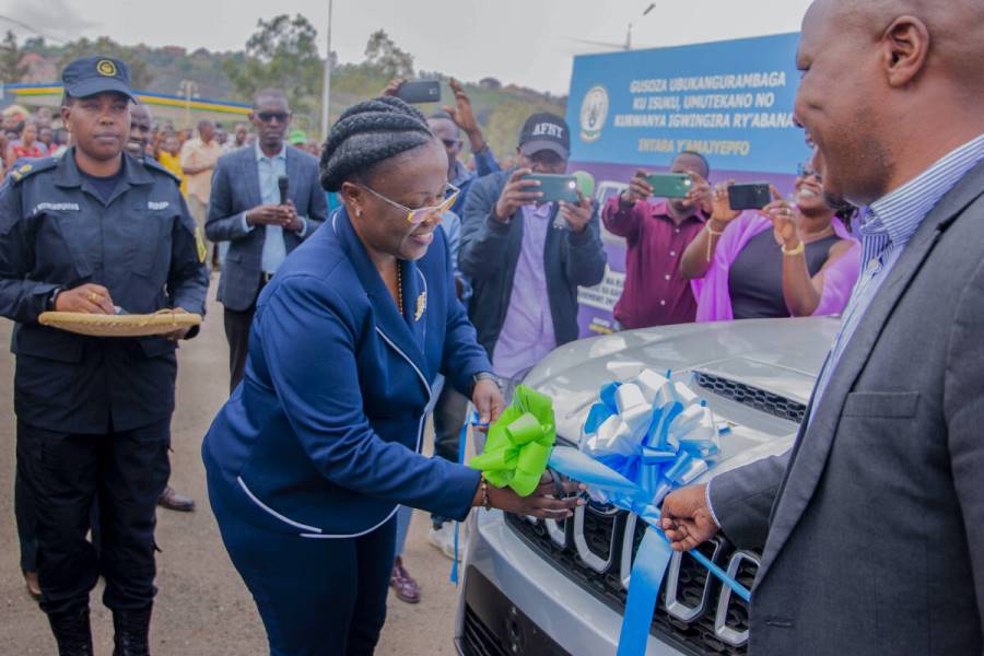 Dr. Jeanne d'Arc Mujawamariya handed over the vehicle to Runda sector in Kamonyi District, which emerged the overall best performer in security and hygiene campaign in the Southern Province.