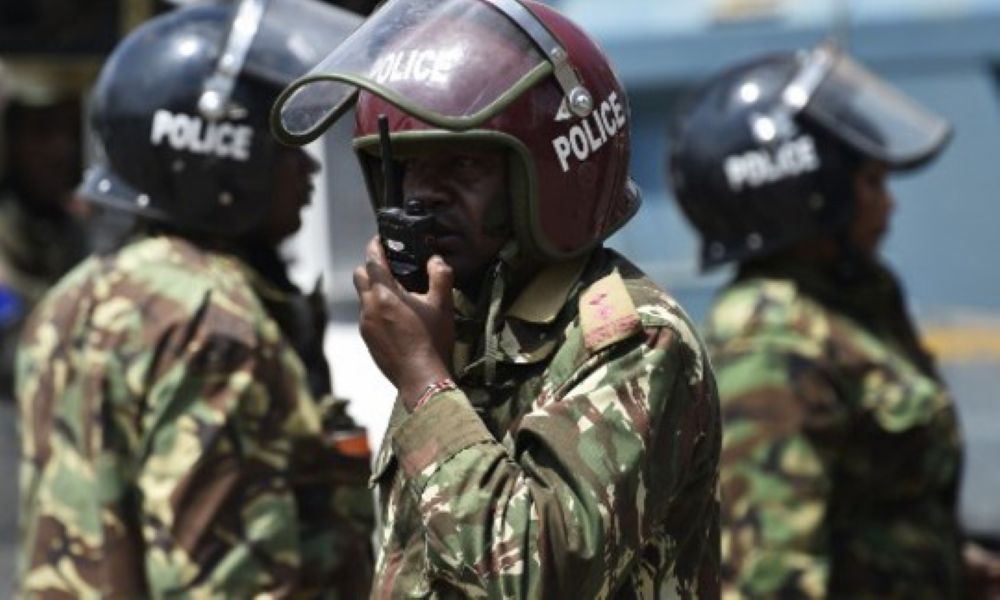 A file photo of Kenyan police officers during a past operation. Two Kenyan police officers, along with three other nationals, were detained by Tanzanian authorities after crossing the Horohoro One‑Stop Border Post without authorization while attempting to arrest a suspect.