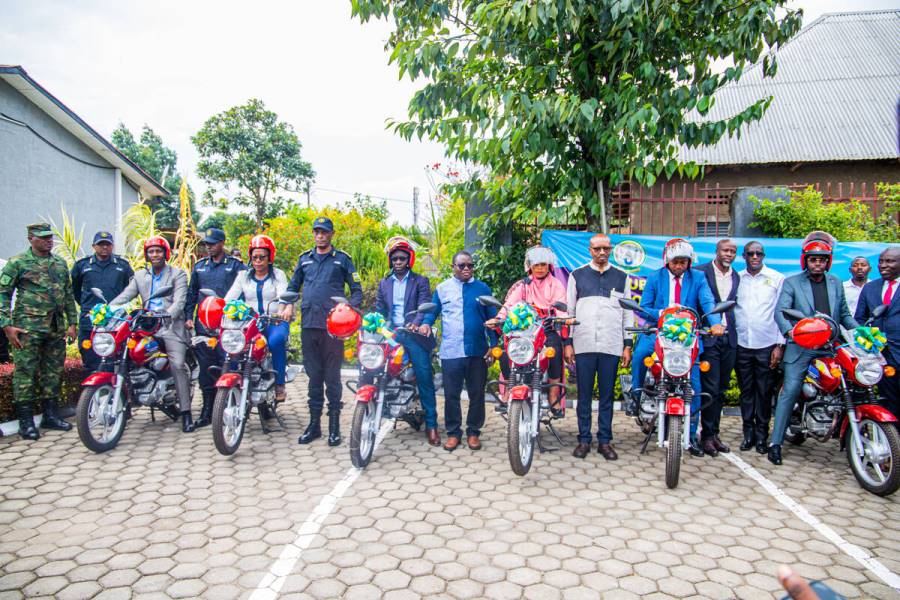 The Minister of Interior, Alfred Gasana handed over handed over a vehicle and six motorcycles to the best performing sectors in the Western Province.