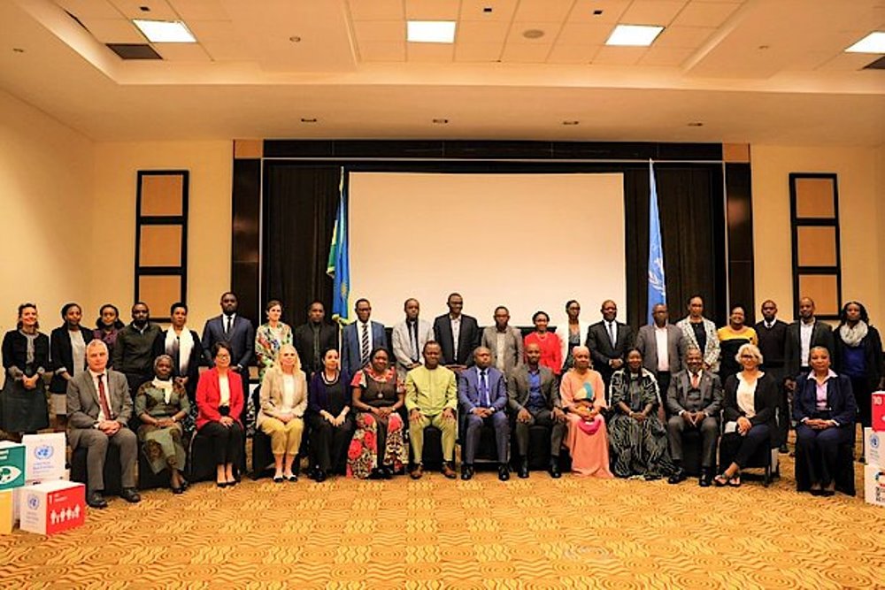 Participants of the meeting in a group photo. 