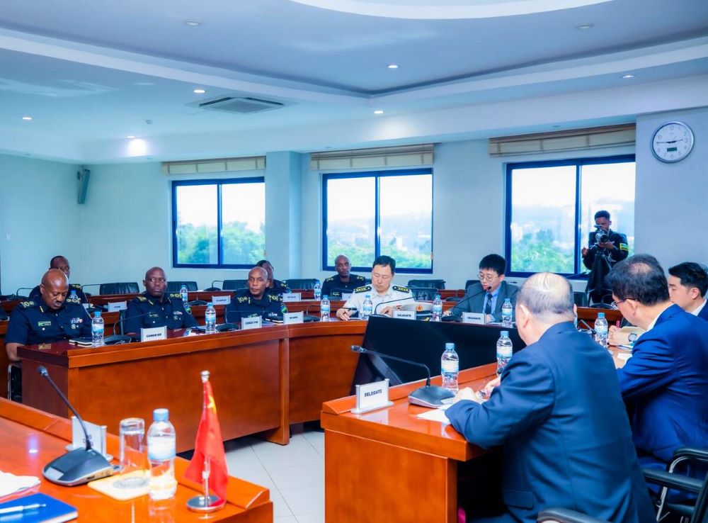 IGP Felix Namuhoranye received the Deputy Director General for China’s Hunan Public Security Department, Yu Liangyong along with his delegation at the Rwanda National Police (RNP) General Headquarters in Kacyiru.