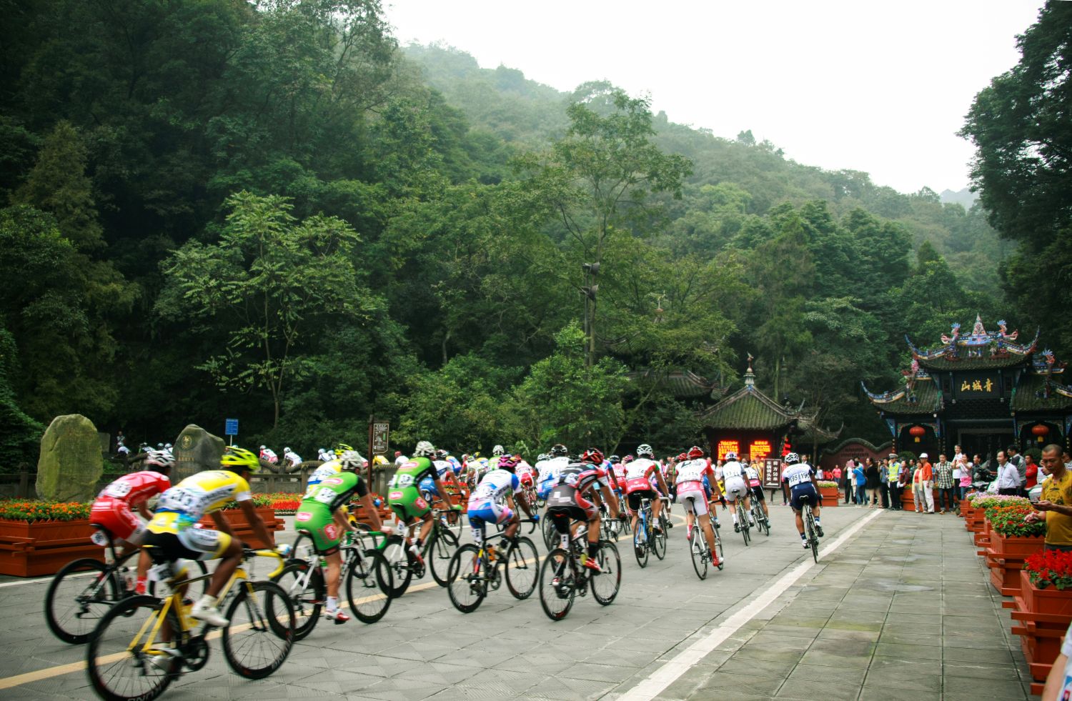 Cycling through the quiet backroads of Dujiangyan.