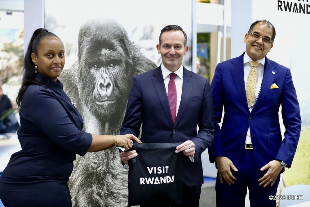 Germany's Federal Minister for Digitalization and Infrastructure, Dr. Volker Wissing, receives a 'Visit Rwanda' souvenir gift.