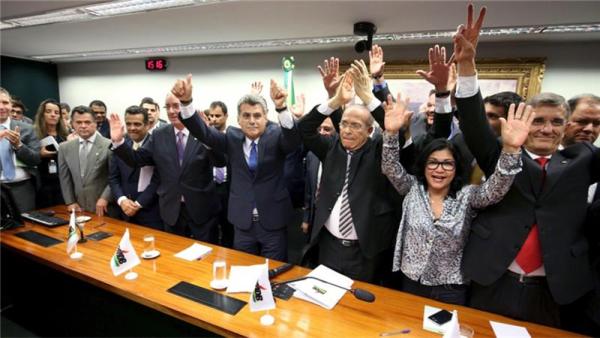 PMDB members celebrate after announcing they are leaving president Rousseff's ruling coalition