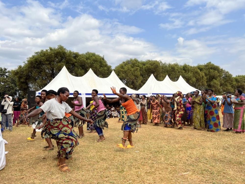 Villagers dress up for a party, singing and dancing to thank PolyU for bringing light. (Photo by Su Ting)