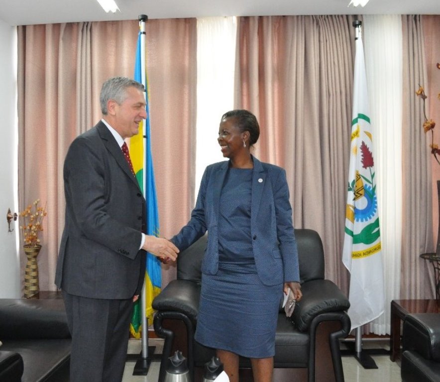 Grandi chats with Minister Mushikiwabo