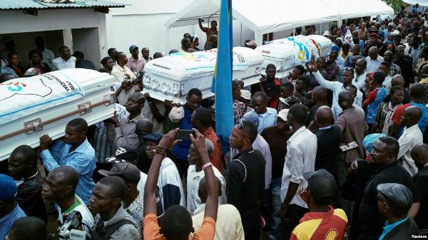Mourners carry coffins containing the bodies of protesters killed in September rallies organized by the Union for Democracy and Social Progress (UDPS), during a funeral service at UDPS headquarters in Limete, Kinshasa, DRC, Nov. 1, 2016.