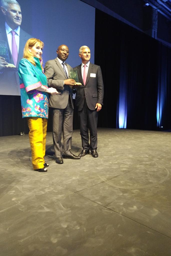 Prime Minister, Dr. Edouard Ngirente (C) receiving the award