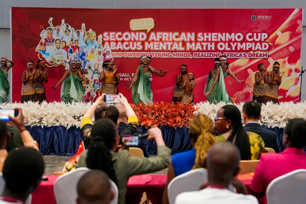 APACOPE traditional dance troupe entertained the audience with captivating Rwandan cultural performances.