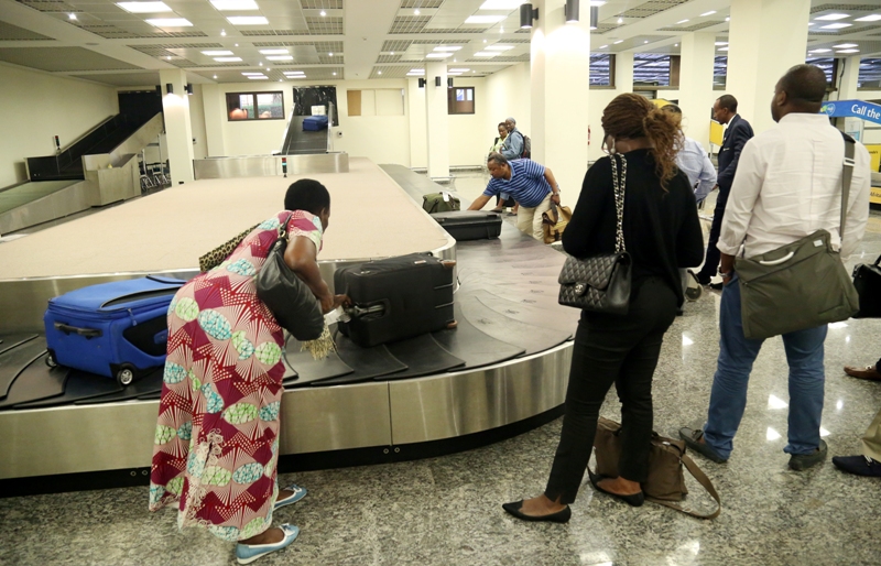 Passengers picking their luggage at the Kigali International Airport, Kanombe / Credits: Timothy Kisambira