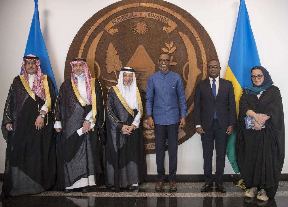 Ahmed Abdul Aziz Kattan and his delegation in a group photo with President Paul Kagame and Minister Biruta.