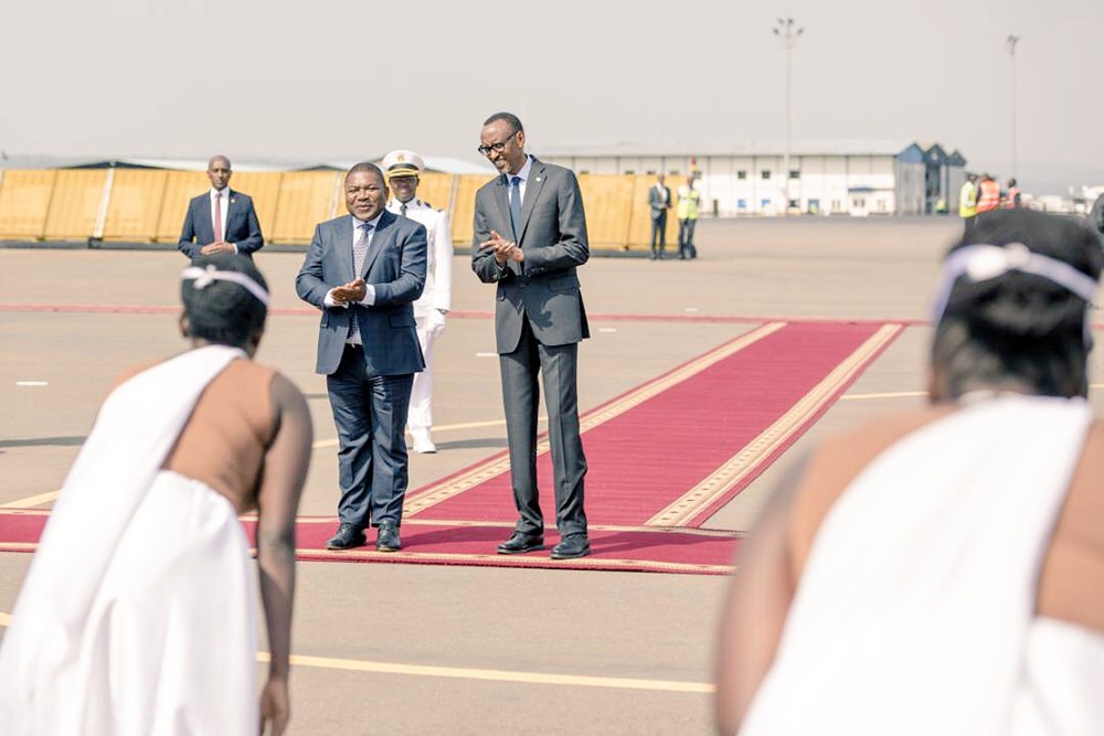 Kagame receives Nyusi at Kigali International Airport