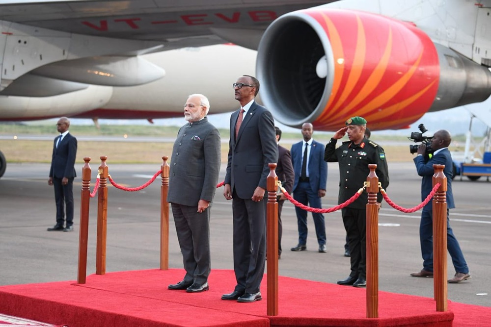 Kagame welcomed Indian Prime Minister, Narendra Modi at  Kigali International Airport yersterday