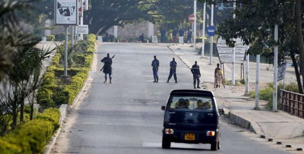 Police officers stand at a check point in Bujumbura, Burundi May 14, 2015.