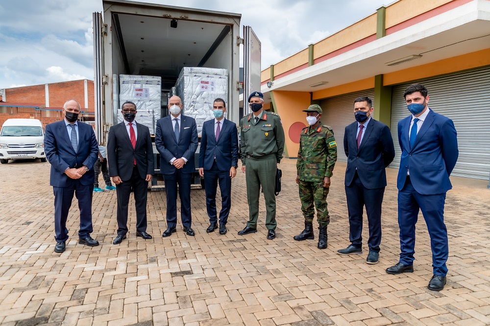 Both countries Foreign Affairs Ministers and senior military officers at the handover of vaccine doses upon arrival in Rwanda.