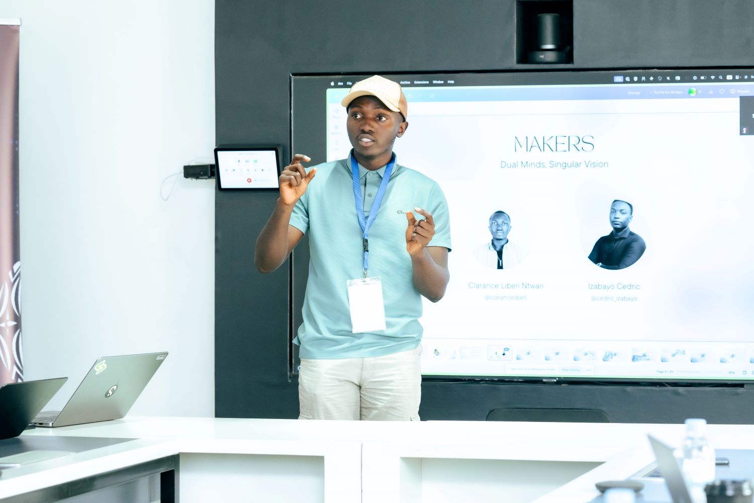Libériste Clarence takes the judges through his team's AI project.