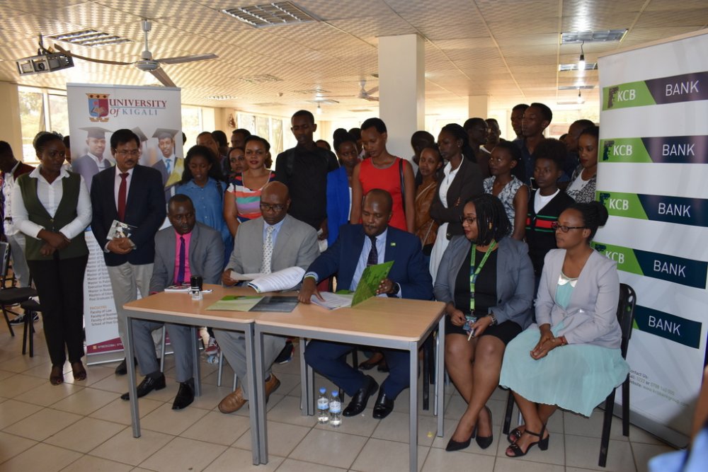 KCB Bank Rwanda Plc has signed agreements with the University of Kigali (UoK) to facilitate students for internship programs
