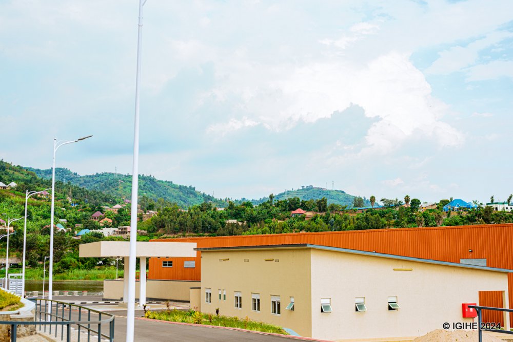 The port includes a reception area for tourists visiting the scenic spots of the Western Province and storage facilities for goods, allowing traders to store equipment after unloading.
