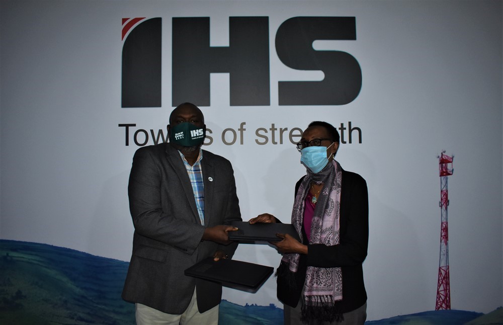 Iluyemi and Ingabire exchanging documents after signing agreements.