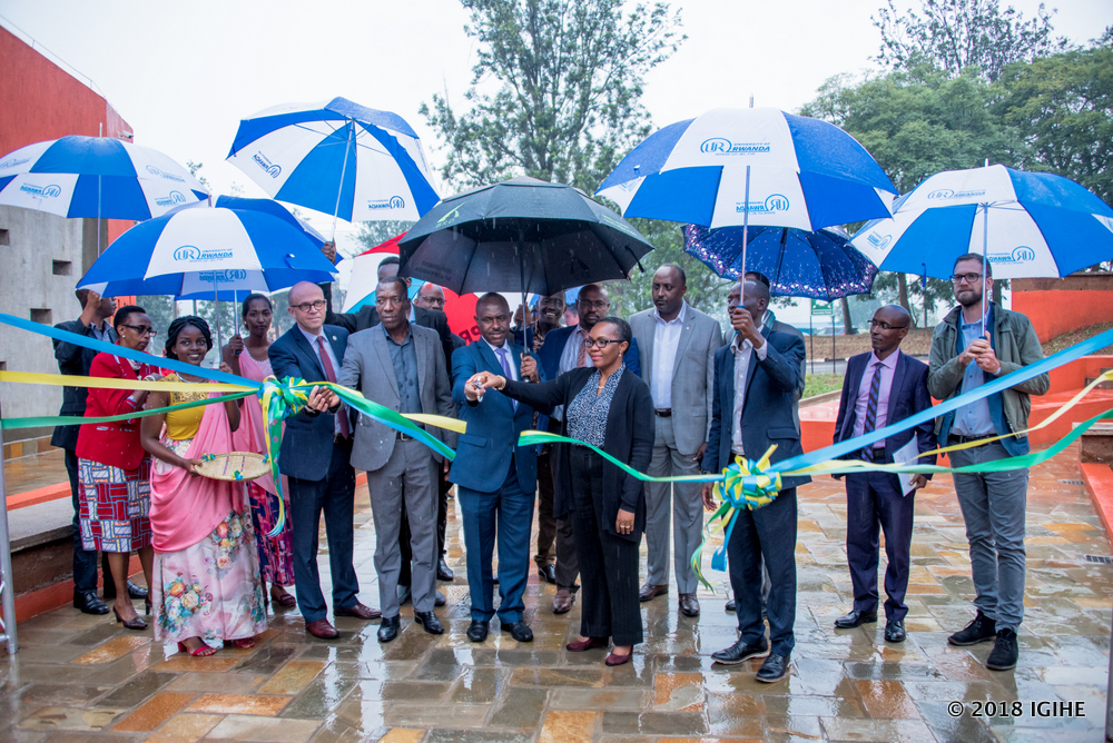 Different officials cut the ribbon to inaugurate the building