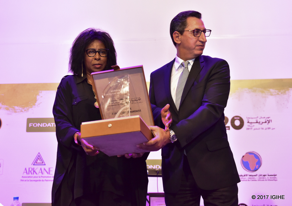 Mukasonga receiving her Prize from Governor Mohamed Sabri