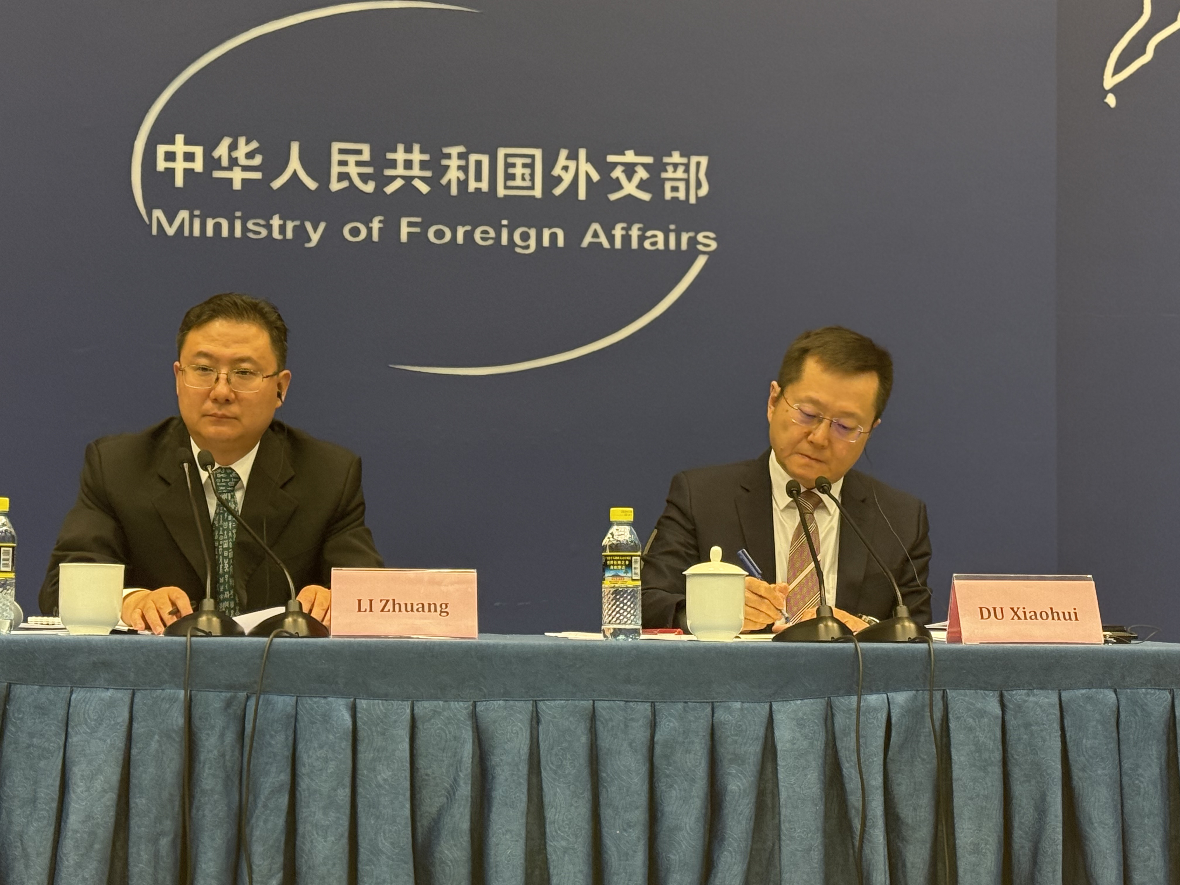 Du Xiaohui [right], addressing journalists in Beijing, emphasized that China’s cooperation with Africa is not about reciprocity, but about long-term partnership.