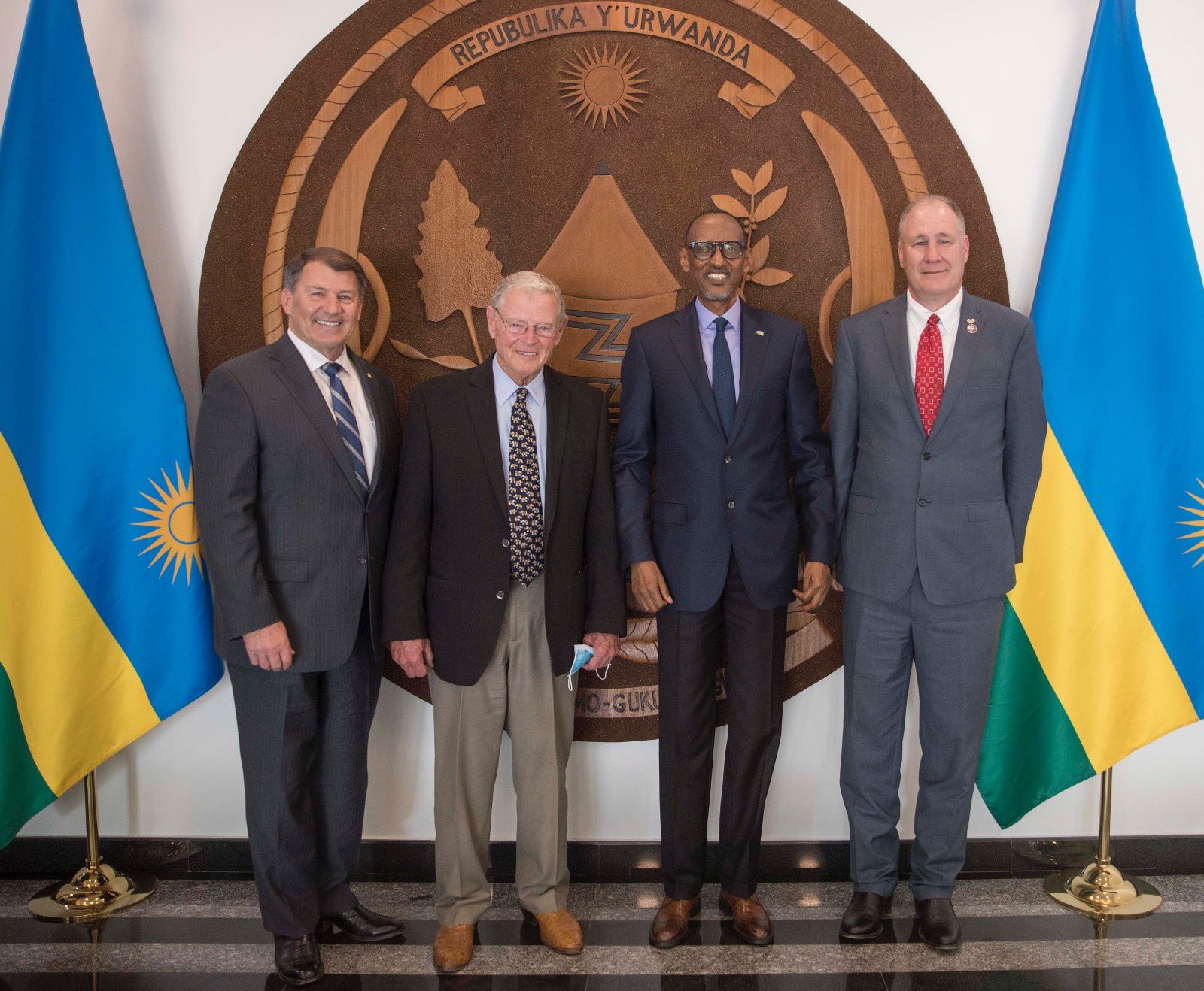 President Paul Kagame in a group photo with US Congressional delegation.