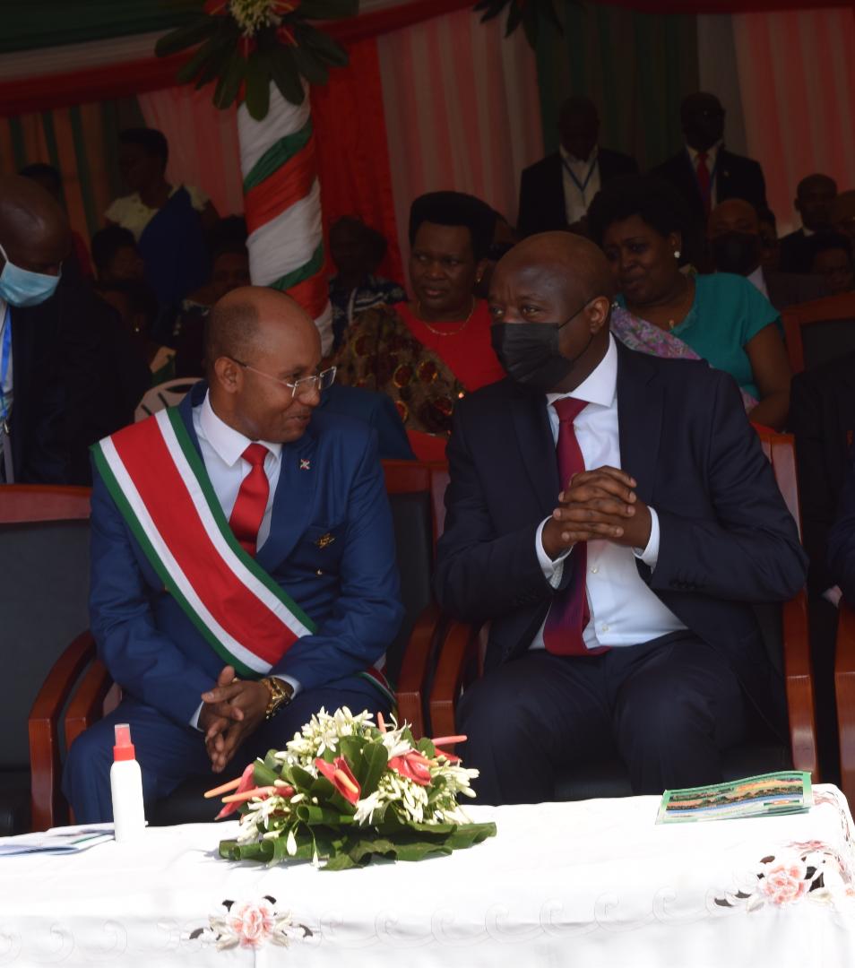 Premier Edouard Ngirente interacting with his counterpart of Burundi, Alain-Guillaume Bunyoni.