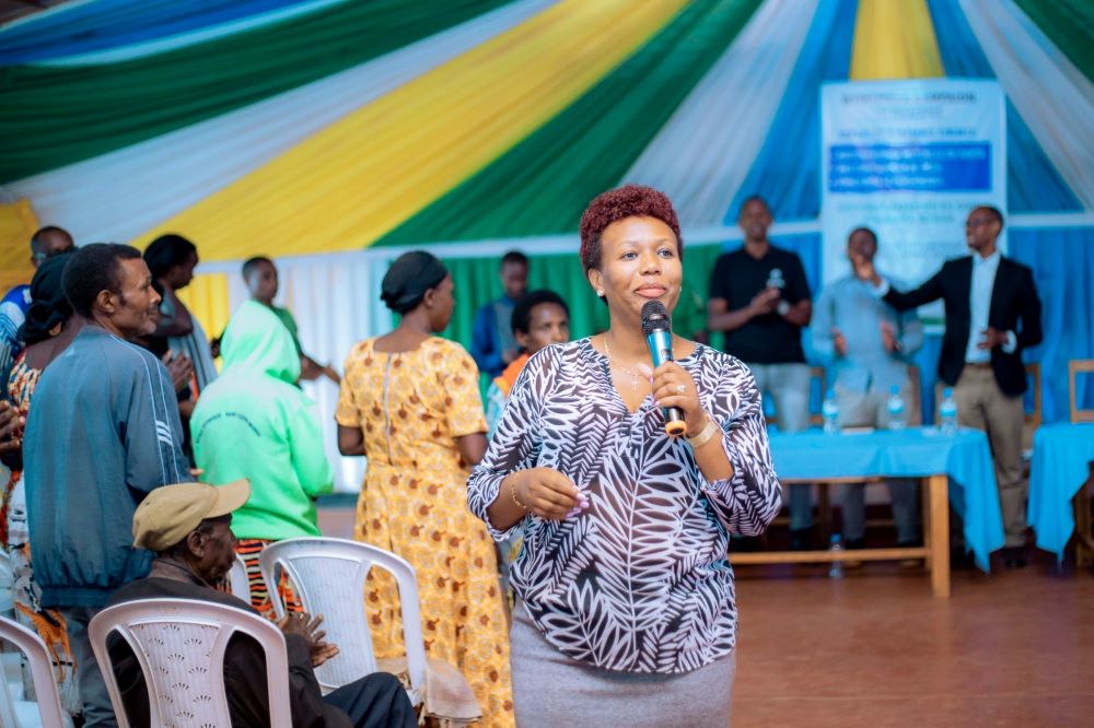 Jeanne Umutoni, the Vice Mayor of Rwamagana District in charge of social welfare, highlighted that providing smartphones would significantly contribute to the development of the community.
